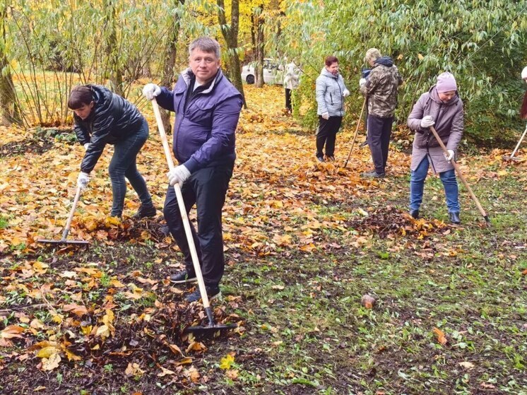 Сотрудники Псковского областного суда приняли участие в осенней уборке города