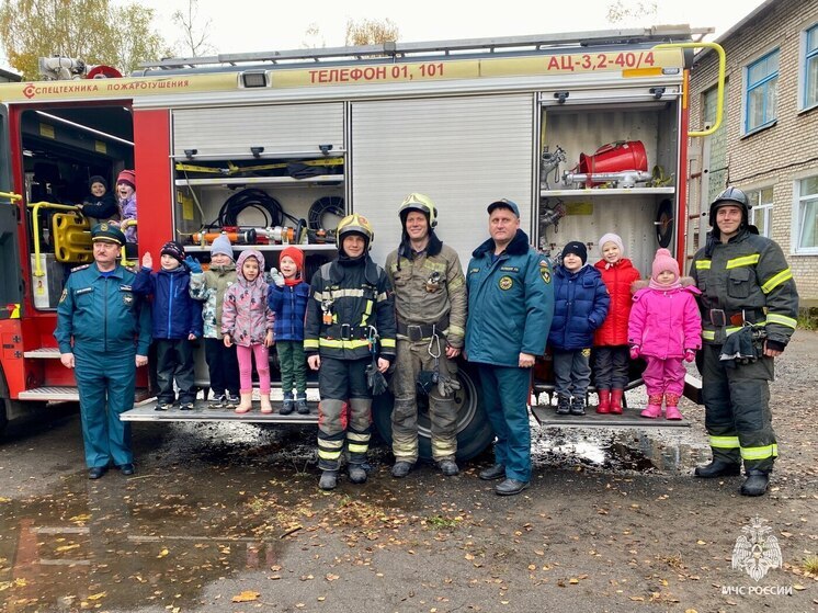 Псковские пожарные провели увлекательное мероприятие для малышей