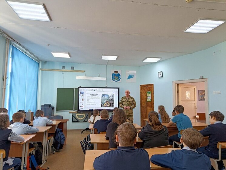 Ветеран СВО провел урок мужества для псковских школьников