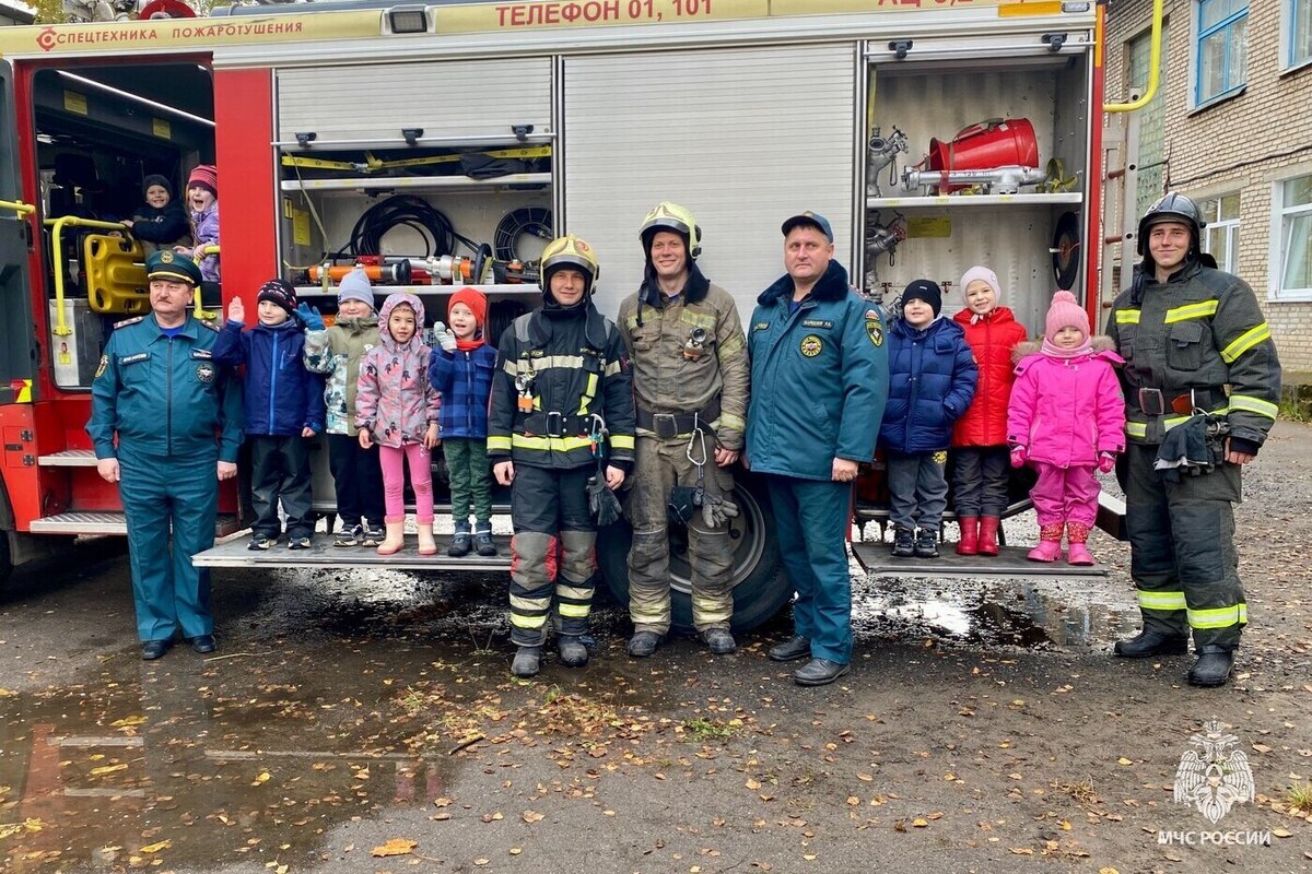 I Vigili del Fuoco di Pskov Organizzano un Emozionante Evento di Educazione alla Sicurezza Antincendio per i Bambini in Occasione della Festa del Papà