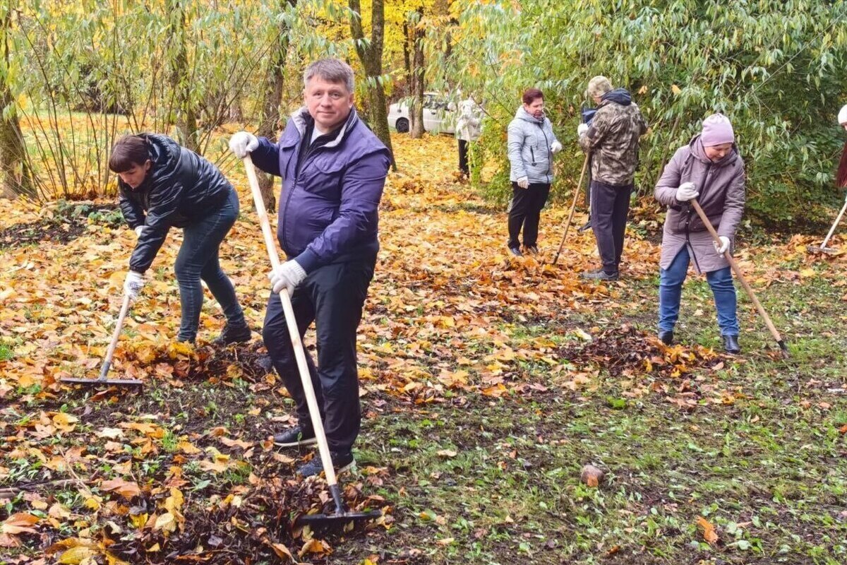 Сотрудники Псковского областного суда приняли участие в осенней уборке города