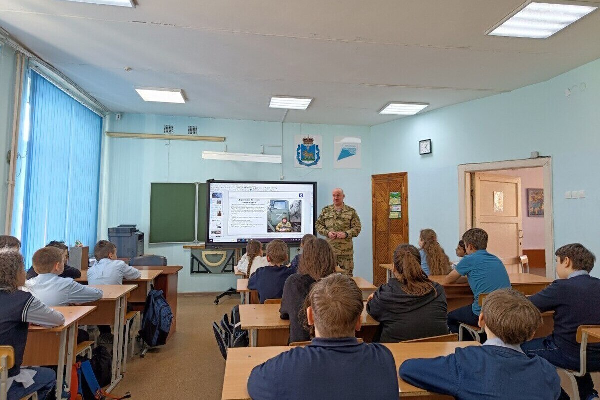 Ветеран СВО провел урок мужества для псковских школьников