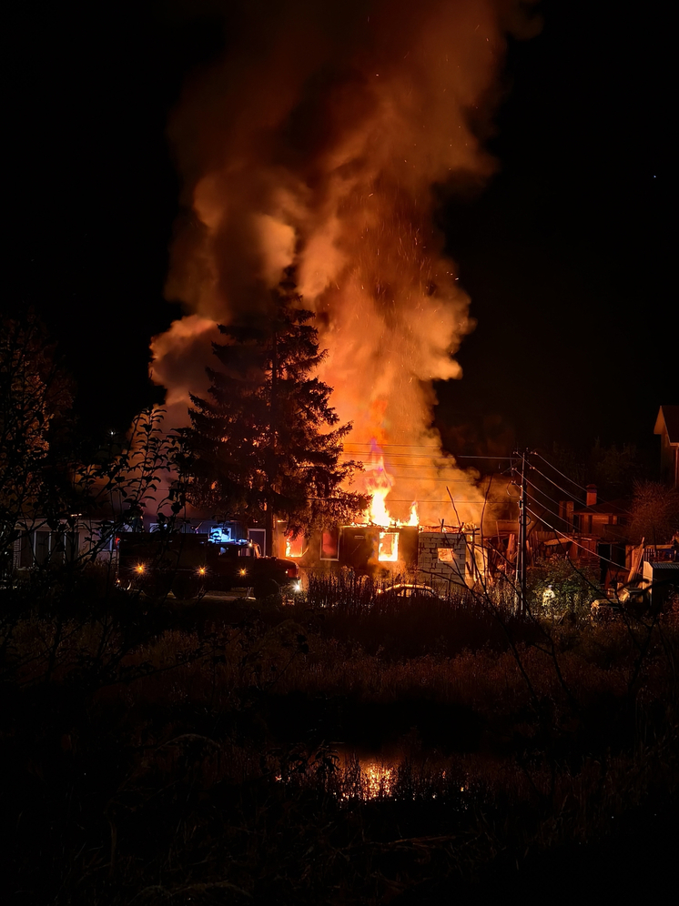 Пожар в жилом доме на улице Родниковой: огонь уничтожил четыре комнаты и крышу