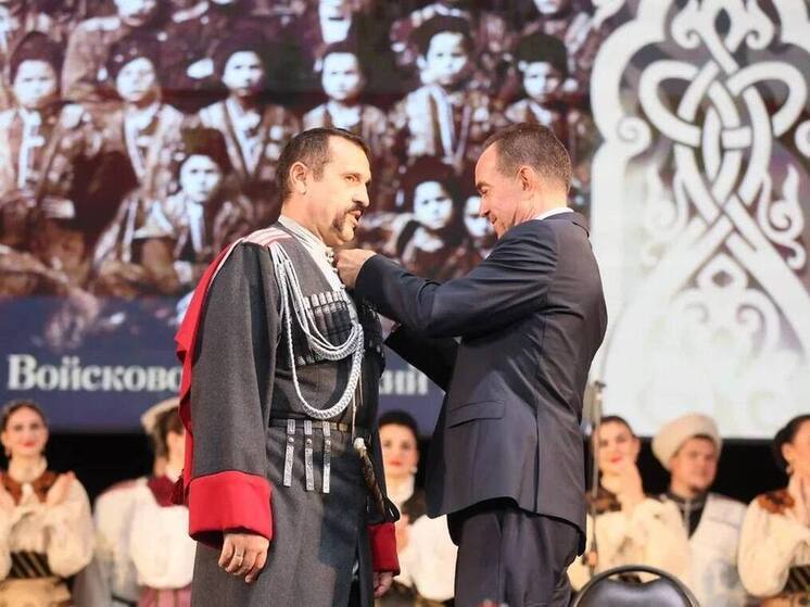 Вениамин Кондратьев вручил медали артистам Кубанского казачьего хора