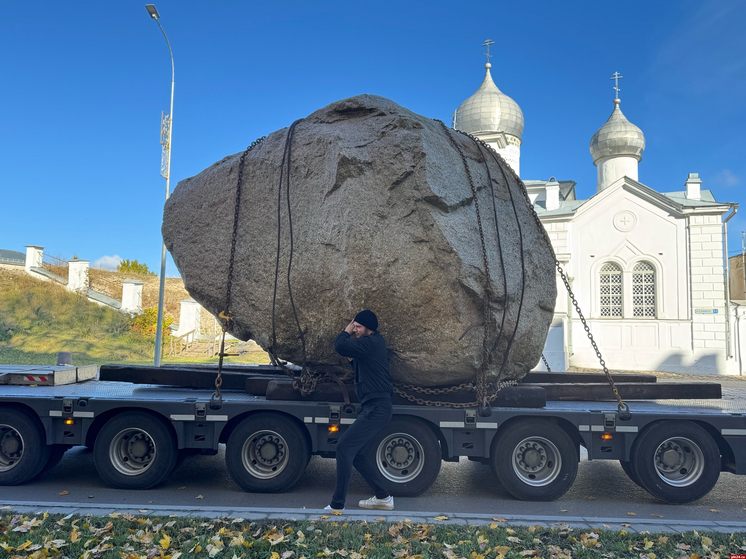 В Псков доставили 70-тонный камень для памятника князю Довмонту