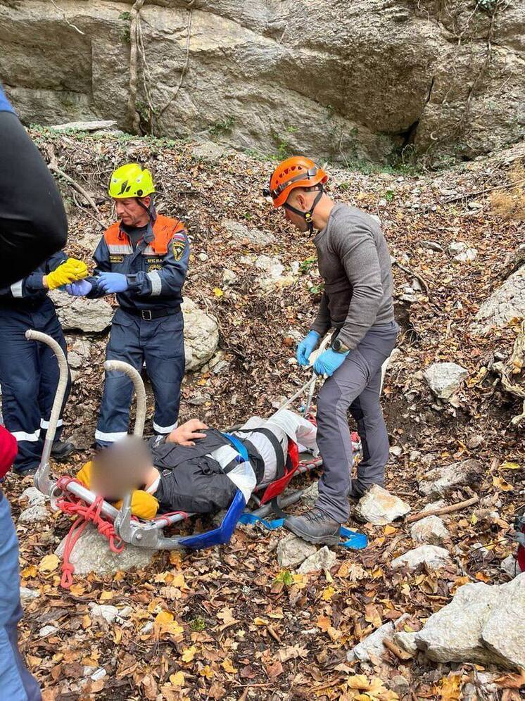 В горах Ялты больше суток искали сорвавшегося со скалы туриста