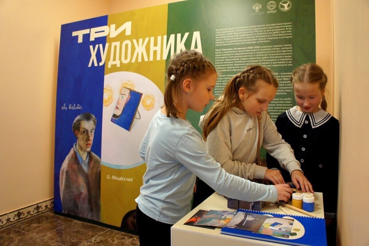 В Кириллове открылась выставка «Три художника»