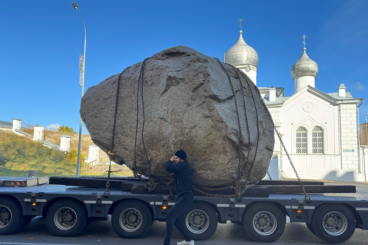 Monumento Storico a Pskov: Arriva il Masso di 70 Tonnellate per Onorare il Principe Dovmont