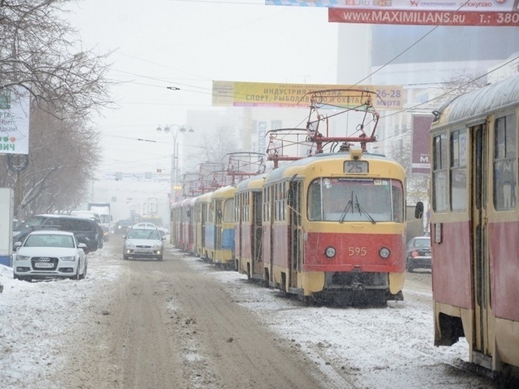 Вылетевшая на рельсы иномарка парализовала движение в центре Екатеринбурга