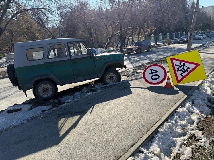В Новосибирске упавший из-за ДТП дорожный знак травмировал подростка
