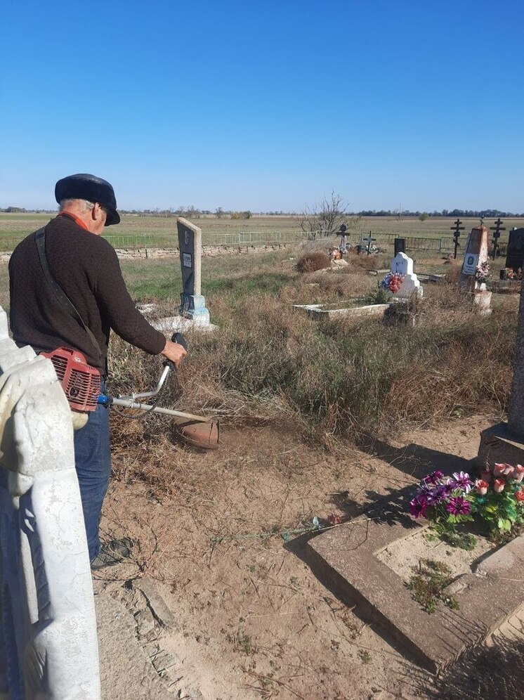 В Скадовском округе местные жители благоустроили кладбище