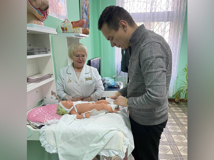 В Старой Руссе будущих отцов научили ухаживать за младенцами