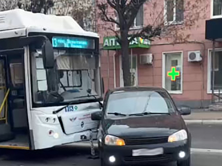 Массовое ДТП с троллейбусом произошло на Театральной площади в Рязани