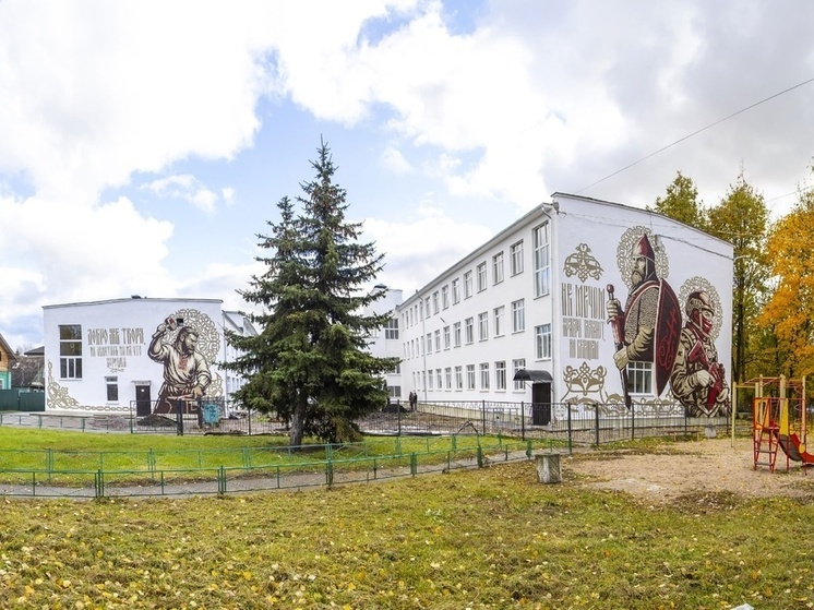 Новгородскую школу № 8 украсили патриотическим муралом