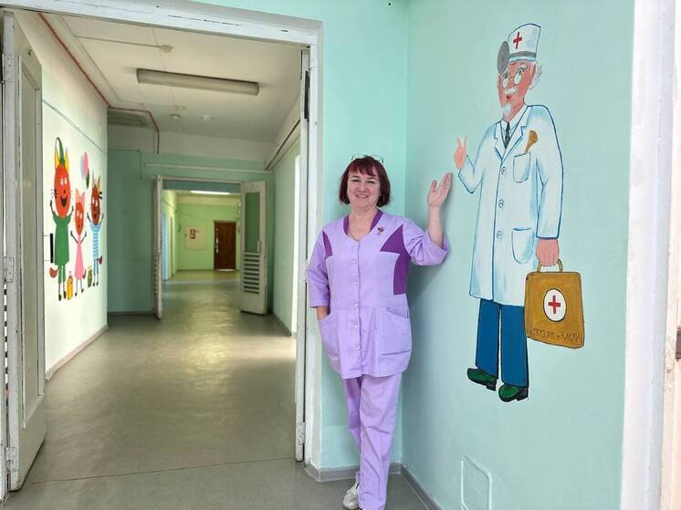 Художник-лаборант из Каслей украсила стены больницы мультгероями