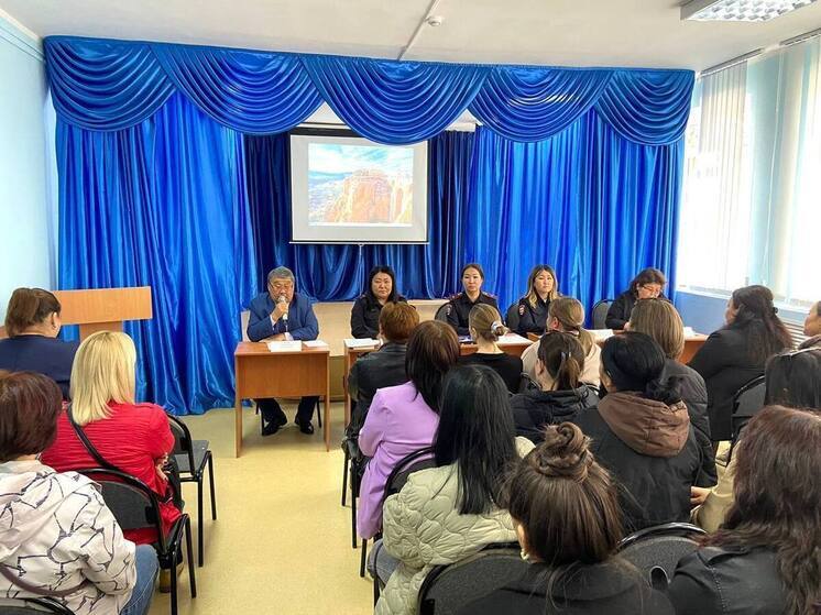 Калмыцкие полицейские проводят профилактические встречи в образовательных учреждениях республики