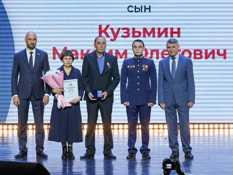 Глава Чувашии вручил награды отцам героев – участников СВО