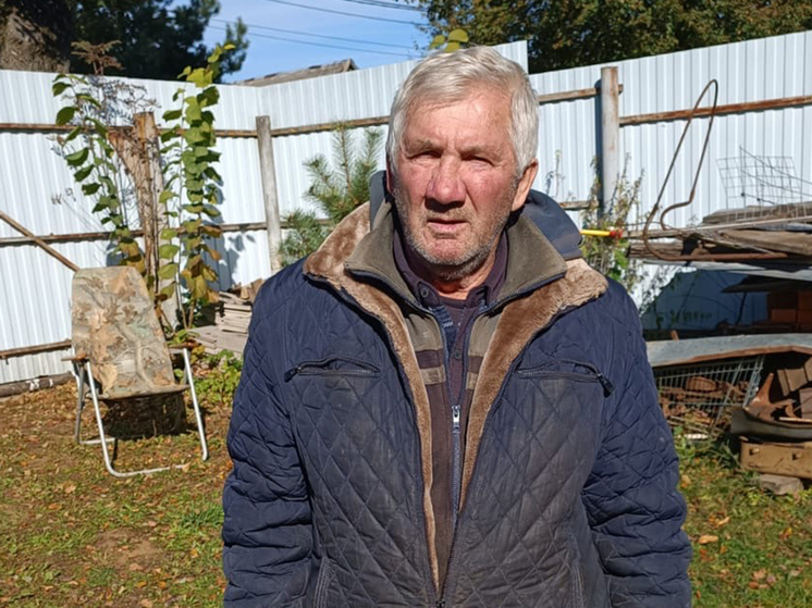 78-летний пенсионер из подмосковной деревни Ильино (городской округ Клин) четвертую неделю живет без электричества, отопления и воды – базовых коммунальных ресурсов