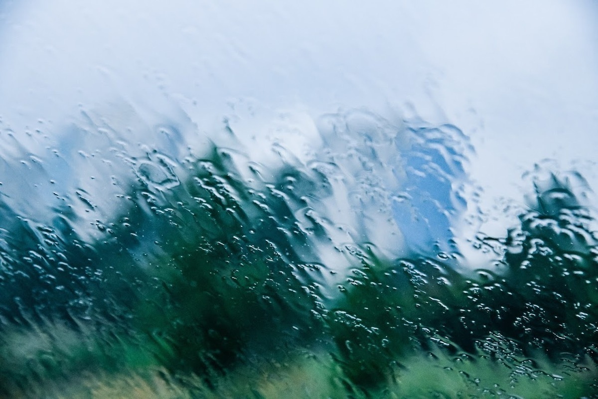 На Астрахань идут дожди и сильный ветер