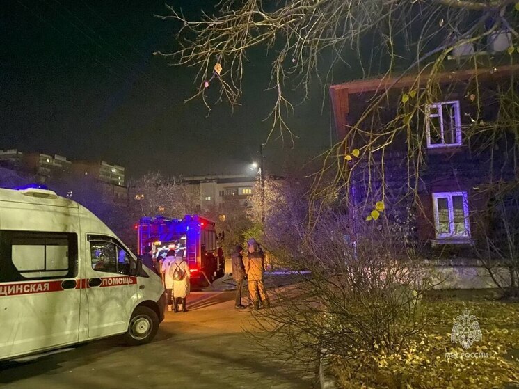На пожаре в Улан-Удэ спасен мужчина и обнаружен труп