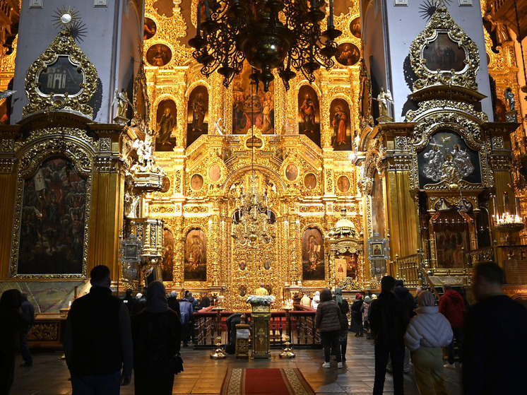 Митрополит Исидор совершил Всенощное бдение в Успенском кафедральном соборе Смоленска