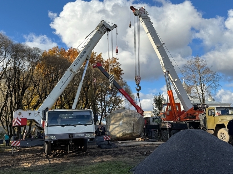 Ошапуркам не залезть: древний валун стал постаментом памятника псковскому князю Довмонту