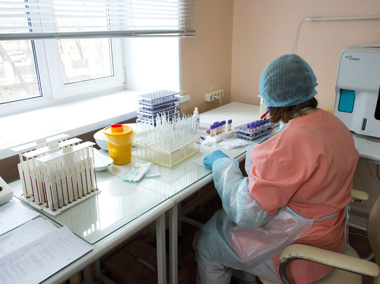Специалисты Роспотребнадзора развеяли распространённые мифы о ВИЧ, которые мешают людям правильно воспринимать опасность и методы профилактики этой инфекции