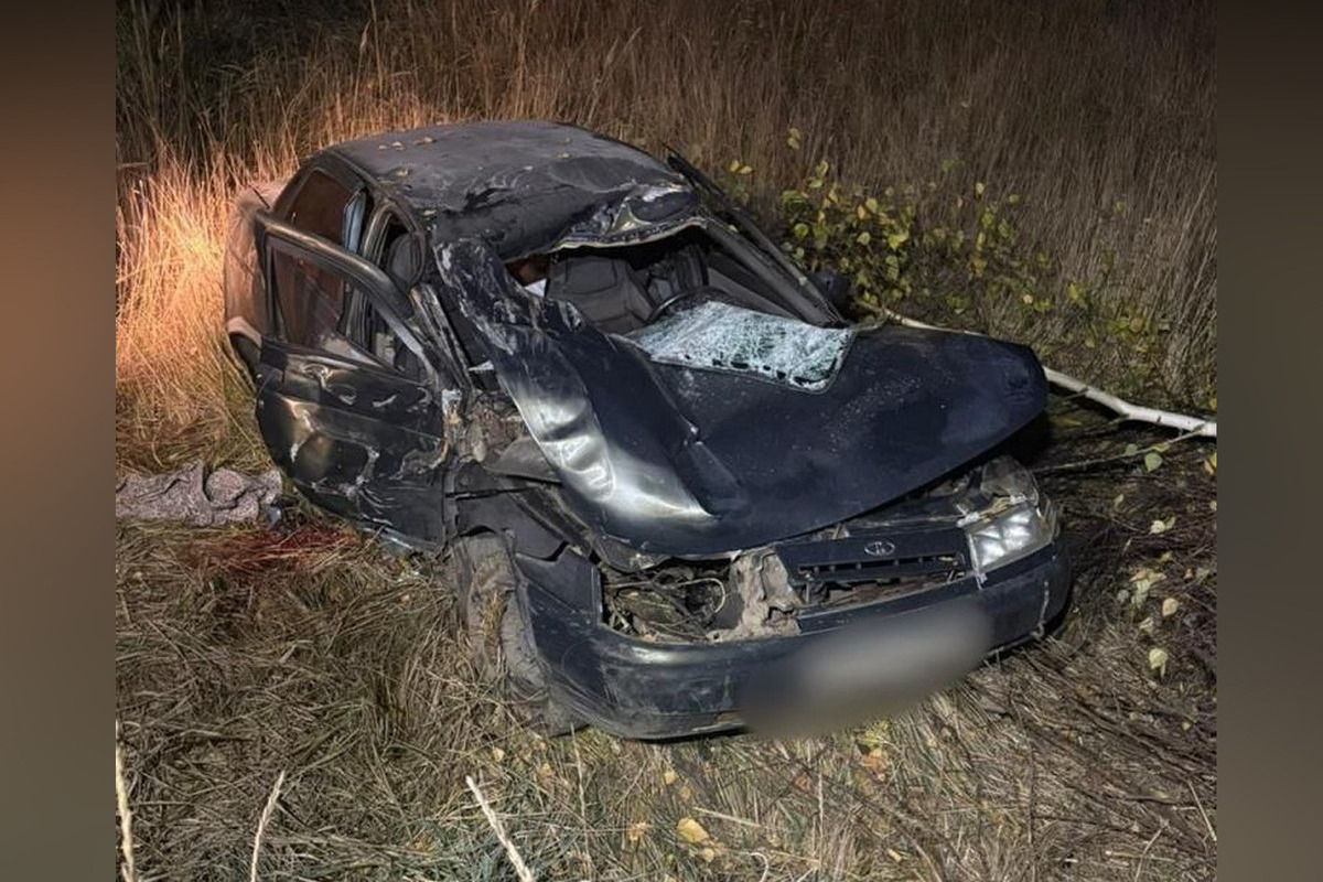 Incidente stradale a Bоровичский: un conducente di 28 anni perde il controllo dell'auto e finisce nel fossato