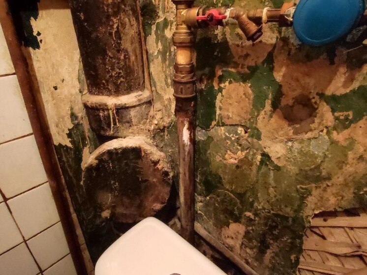 В Калининграде жильцы дома на Красной улице пожаловались на затопленный подъезд