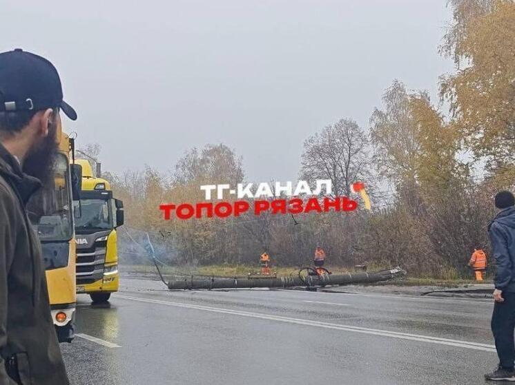 На Московском шоссе в Рязани столб упал на проезжую часть