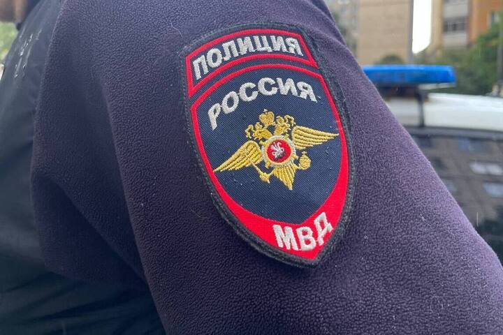 Caccia all'uomo a Lomonosovskij: la polizia cerca il sospettato di aver ferito un uomo all'occhio