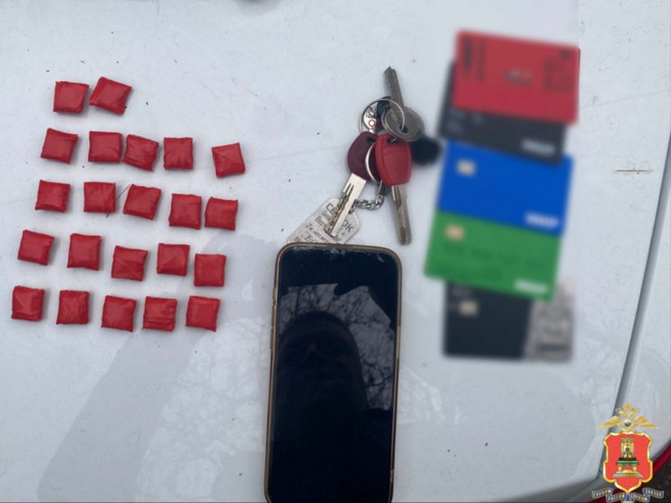 В Твери мужчина увидел полицейских и неожиданно опустошил карманы