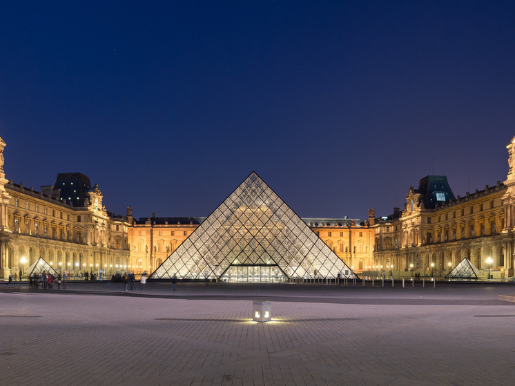 Le Parisien: грабители унесли из Лувра девять предметов из коллекции драгоценностей Наполеона