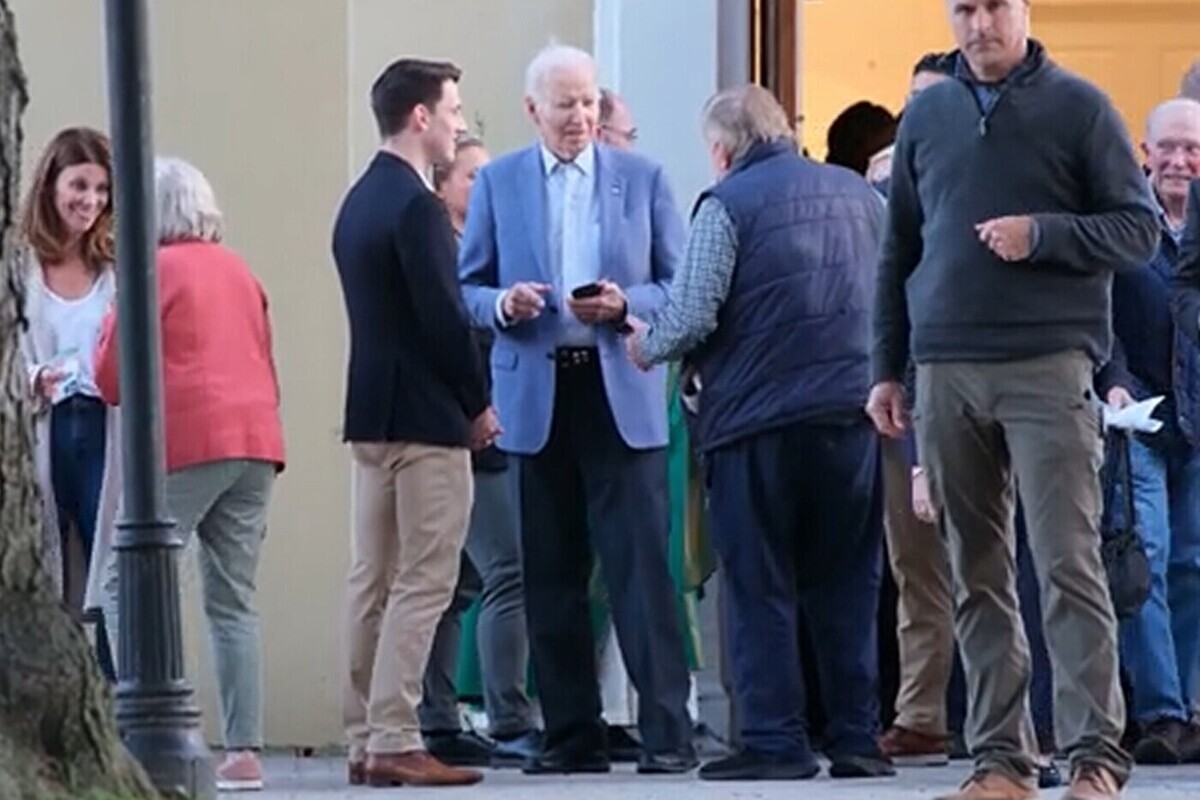 Изможденный Байден со шрамом на лице появился в церкви