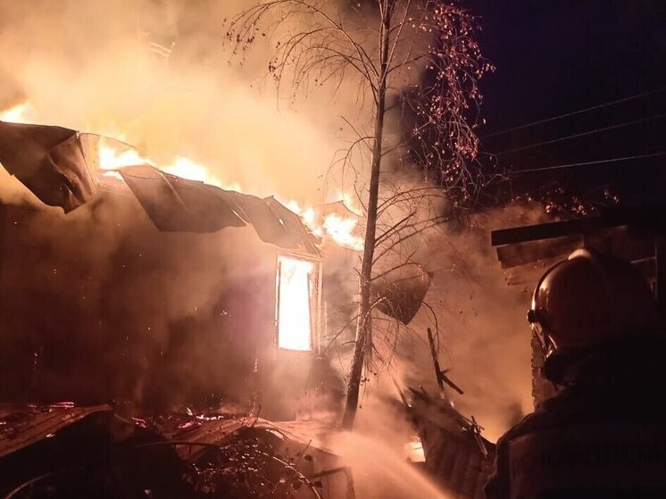 Во Всеволожском районе пожар полностью уничтожил дом и повредил соседние