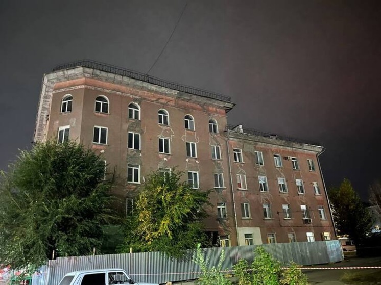 Дом с обрушенной стеной должны были снести ещё три года назад