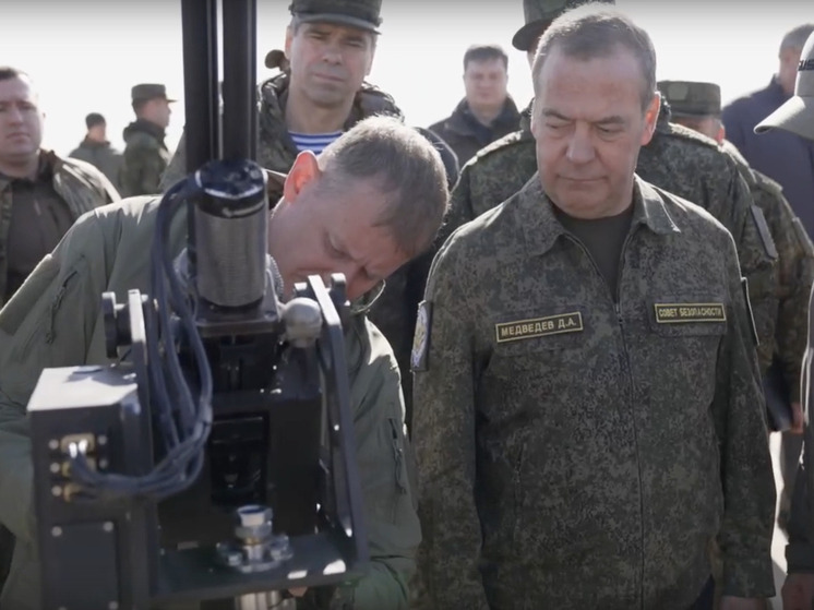Дмитрий Медведев посетил испытания новой военной техники на полигоне в Астраханской области