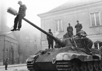 Разгром нацистской Германии принес, как известно, не только мир, но и войну