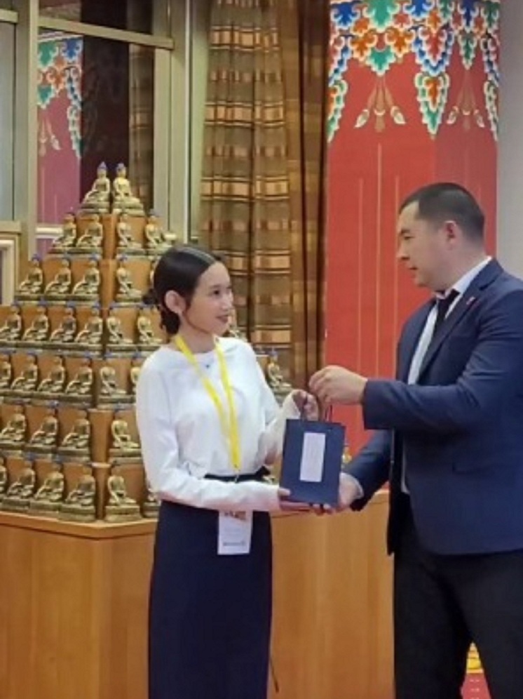 Глава Калмыкии наградил школьницу