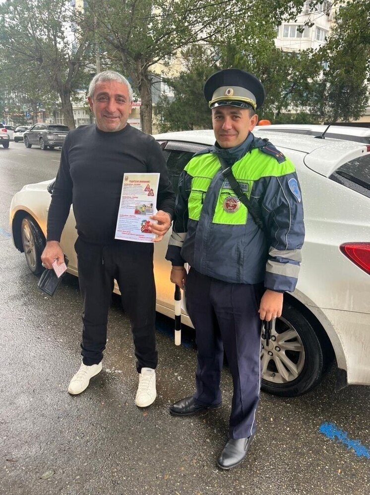 Кубанские госавтоинспекторы поздравили автомобилистов с Днём отца
