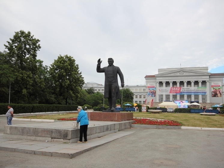 Денис Паслер поздравил коллектив и студентов УрФУ со 105-летием вуза