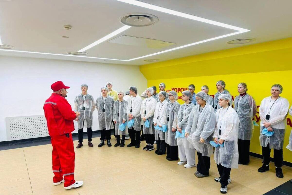Studenti in Visita all'Impresa di Pasta Istantanea: Una Lezione di Tecnologia e Sicurezza Alimentare
