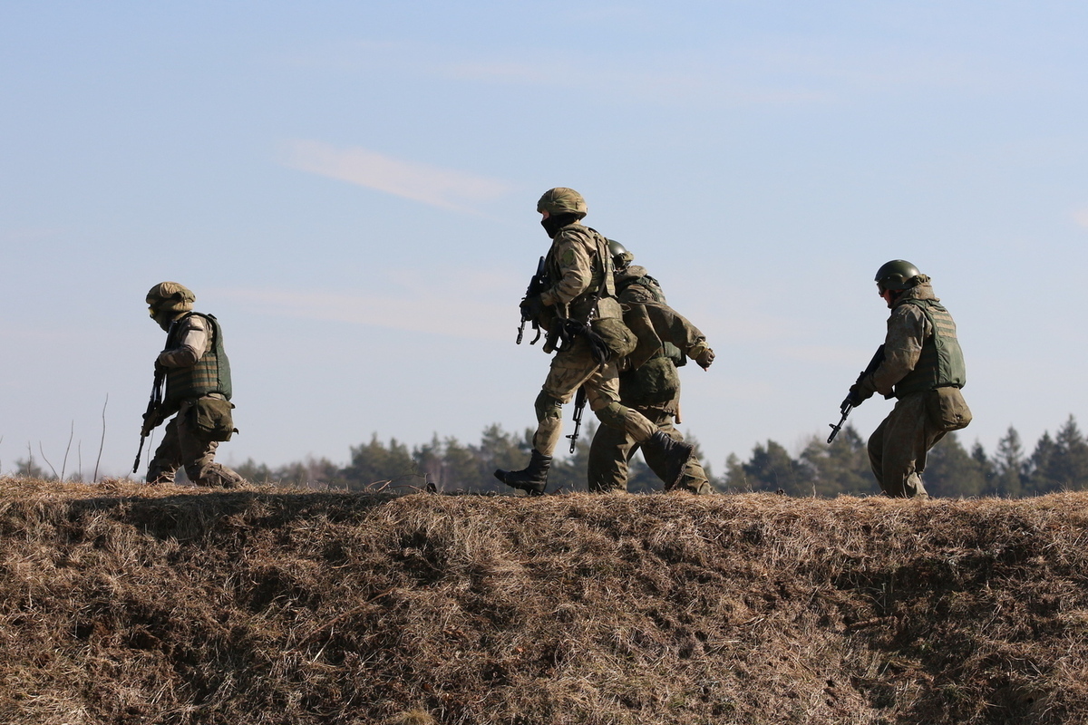 Combattenti russi utilizzano tubazione sotterranea per eludere campi minati in Ucraina