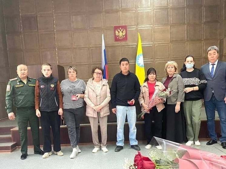 В Калмыкии семьям погибших героев вручили награды