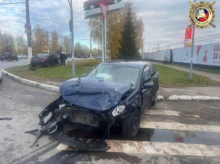 Два черных седана столкнулись у авторынка в Чебоксарах