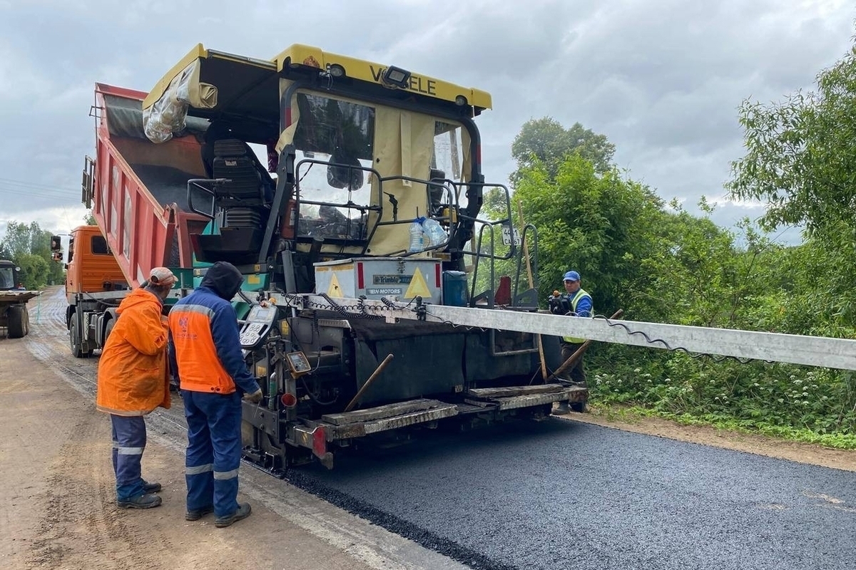 Василий Анохин поздравил смолян с Днем работников дорожного хозяйства