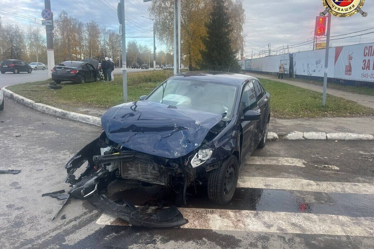 Incidente stradale a Čeboksary: due berline coinvolte in collisione sulla strada di Marposadskij