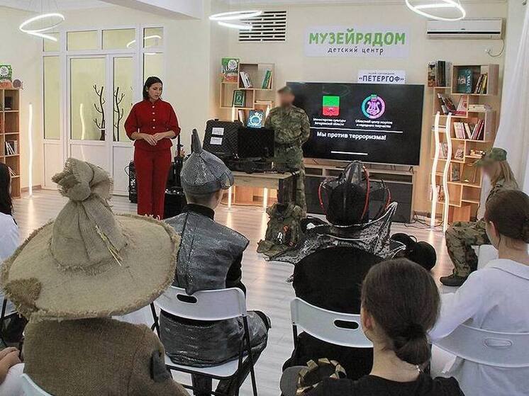 Росгвардейцы провели урок против террора для юных артистов Мелитополя