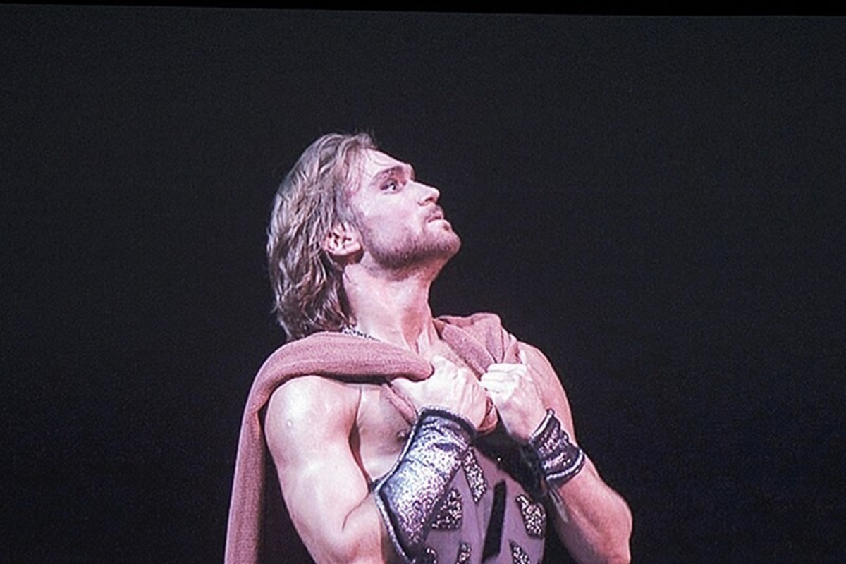 Infortunio al Teatro Bol'šoj: il Primo Ballerino Michail Lobuchin Ferito durante uno Spettacolo