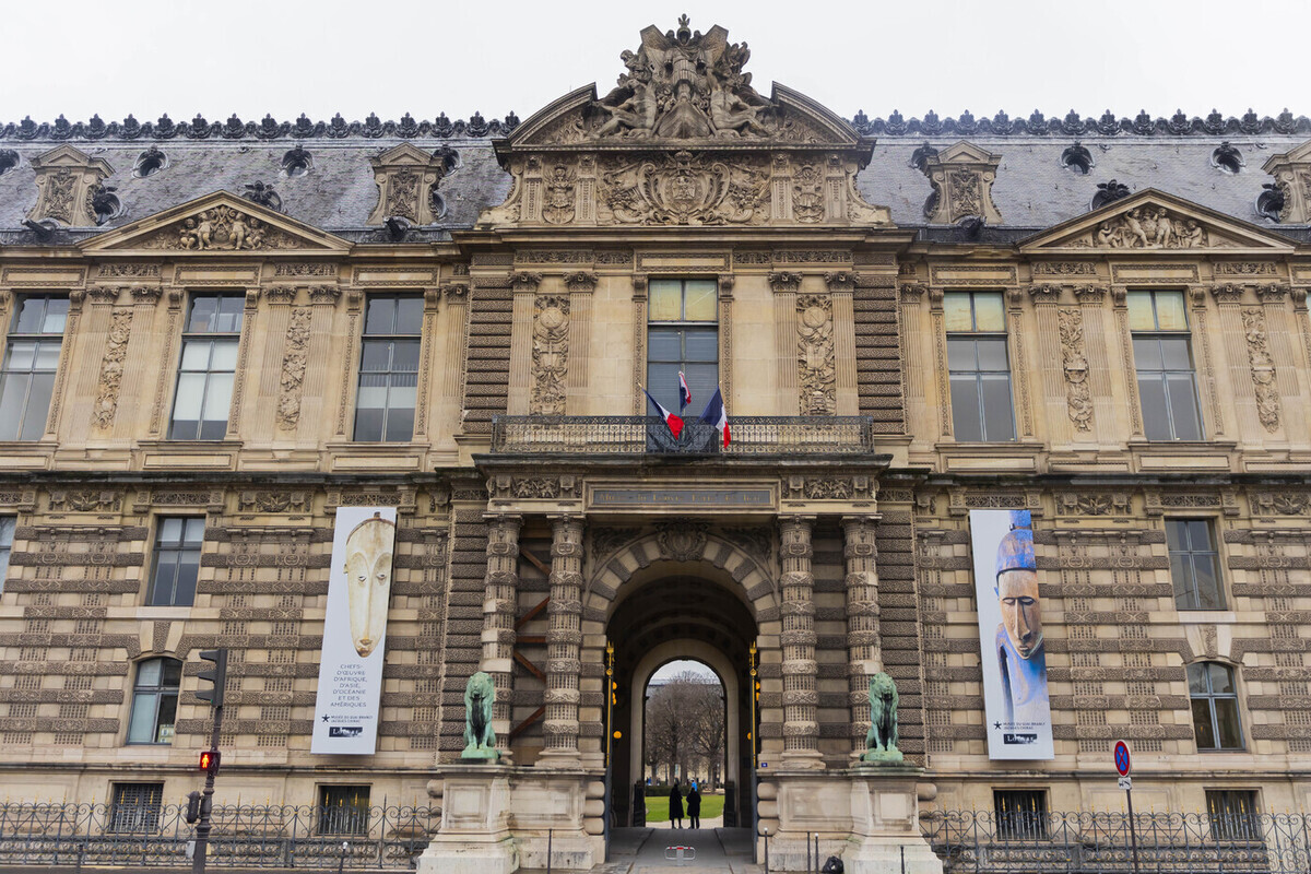 Furto al Louvre: Otto Preziosi Gioielli Rubati, le Indagini sono in Corso